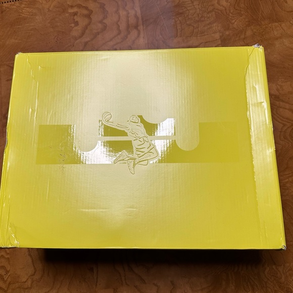 Nike LeBron 16 Harlem Fashion Row Size 13 shoes. - Picture 8 of 9